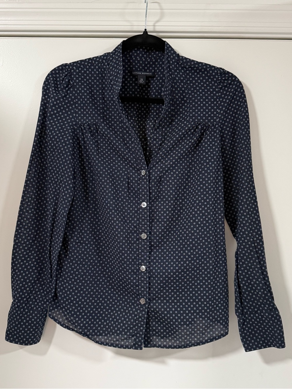 Banana Republic 2000s Navy Floral Cotton Pintuck Button Down Shirt XS